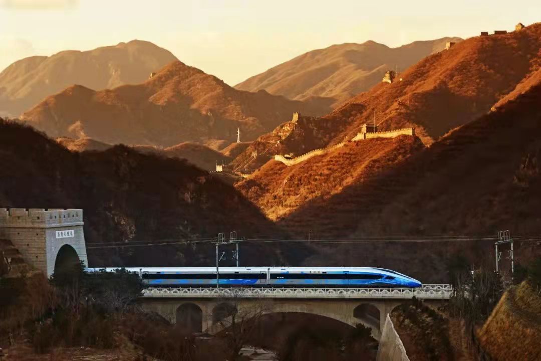 1646651991624403.jpeg 瑞雪迎春“复兴号”CR400BF-C 智能动车组穿越长城.jpeg