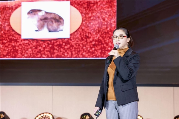 只要我们做的是从目前的市场情况选择域名，从简单易记，从个性特征上，我们就可以找到一个好域名进行注册。域名注册进行域名记录和解析以及绑定网站后，客户可以通过URL登录您的网站。