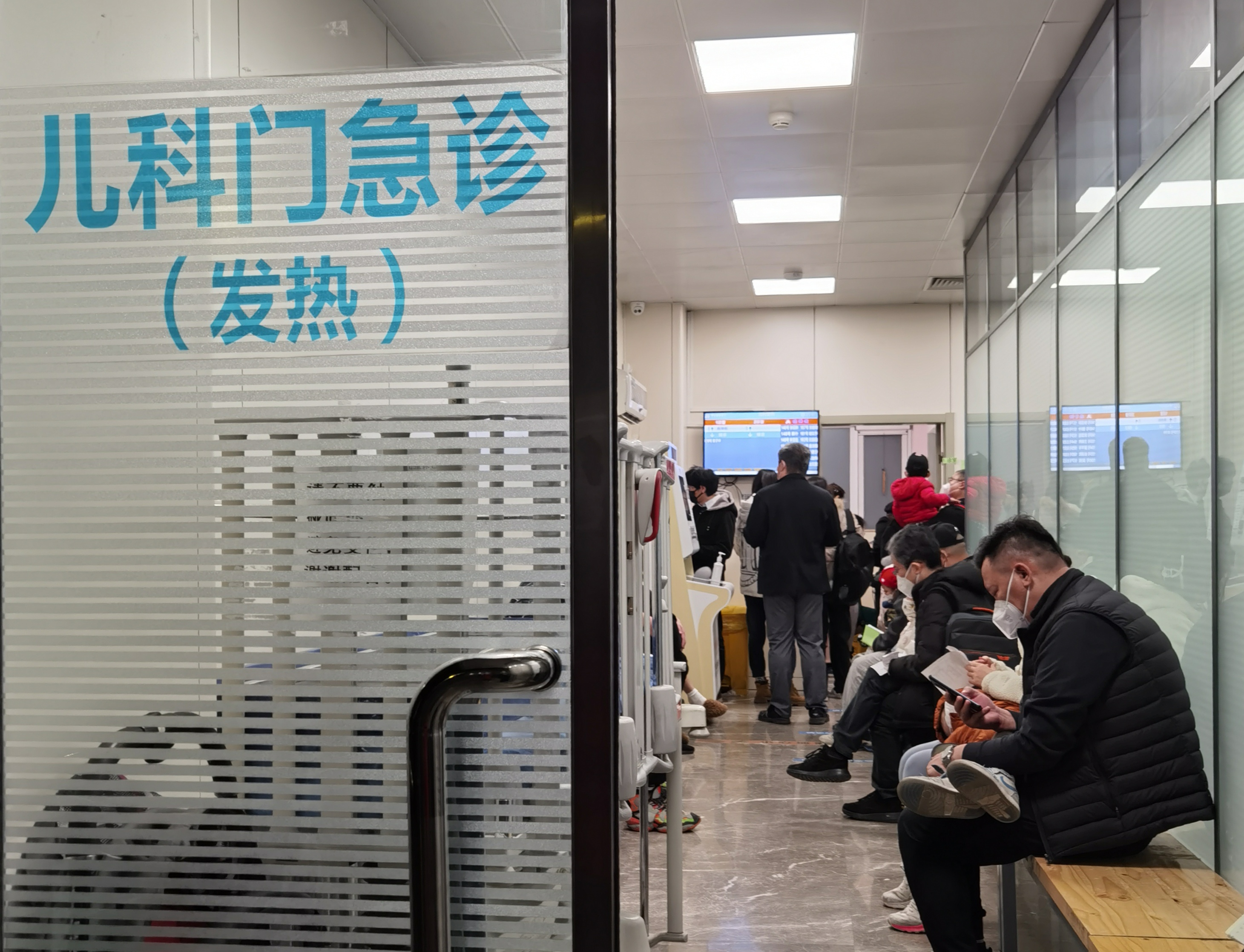呼吸道感染儿童门诊.jpg