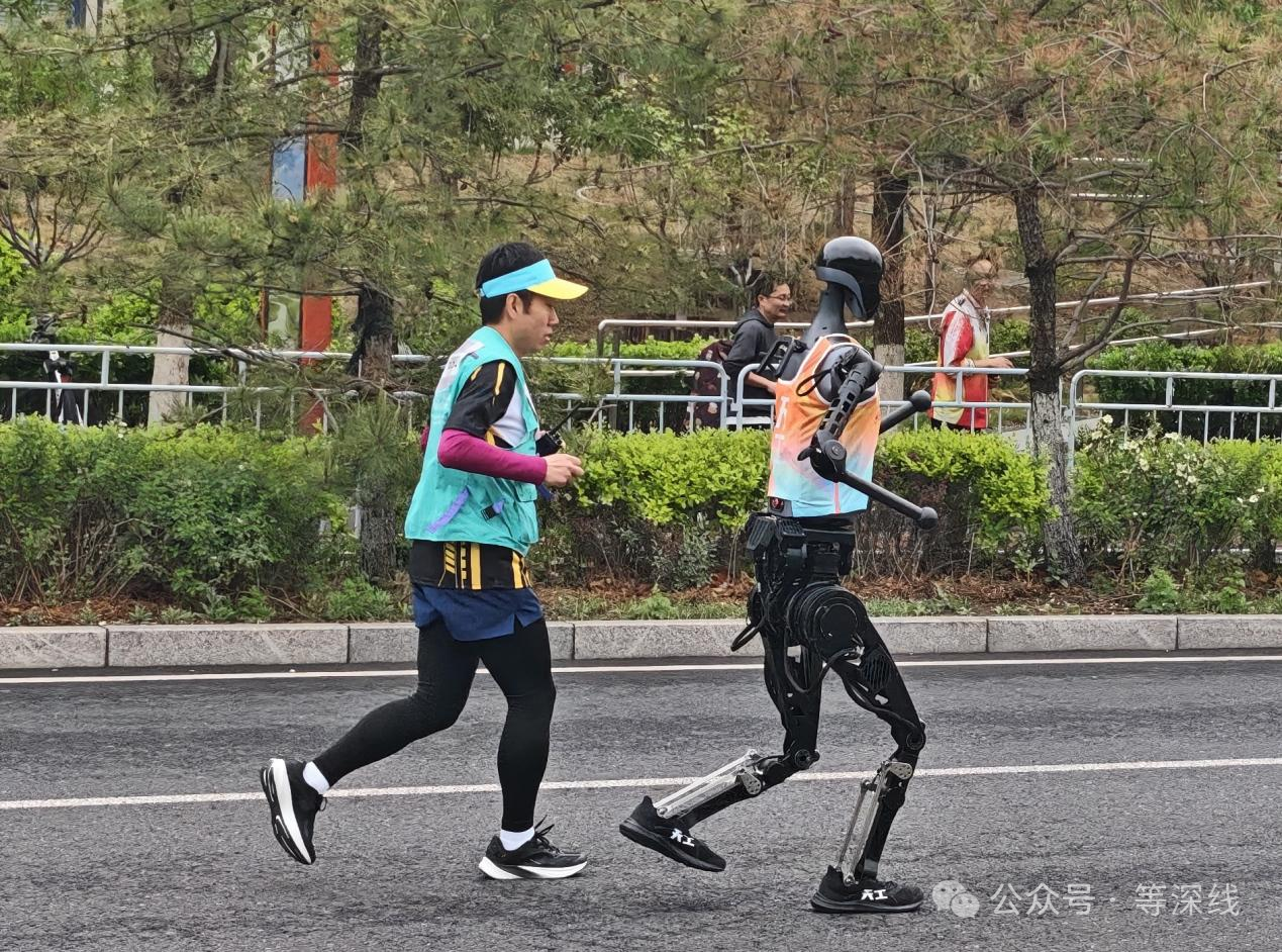 机器人“孝子”解养老困局:技术路径已明非人形态先行(图1)