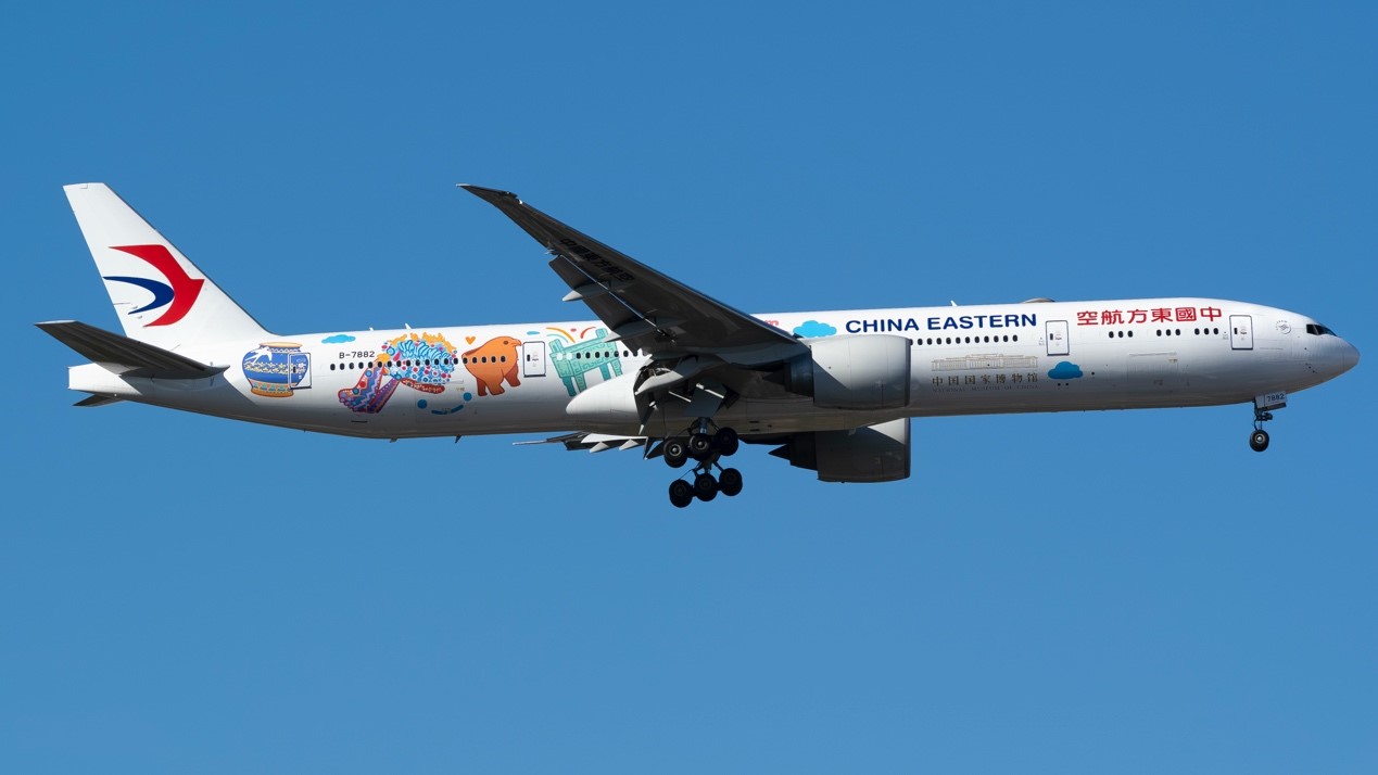 首航航班东航B-7882“国博号”主题彩绘机。摄影/路雨轩.jpg 首航航班东航B-7882“国博号”主题彩绘机。摄影/路雨轩.jpg